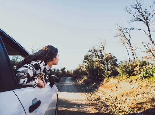 Mulher Janela Carro Uma Estrada Entre Árvores — Fotografia de Stock