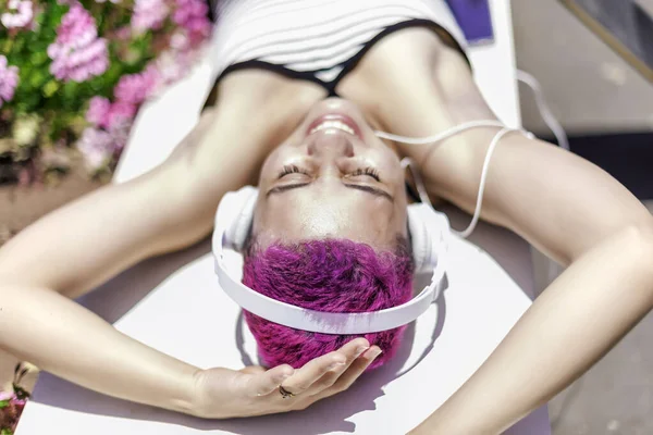 Νεαρή Γυναίκα Ροζ Μαλλιά Ακούει Μουσική Άσπρα Ακουστικά — Φωτογραφία Αρχείου