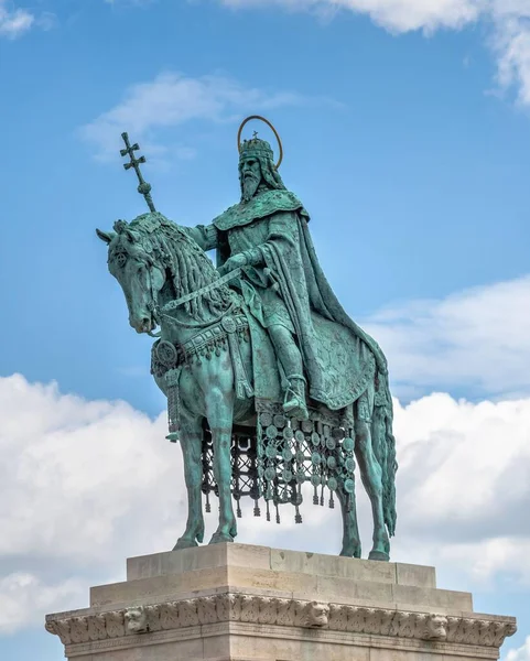 2021年8月18日匈牙利布达佩斯 匈牙利布达佩斯上城镇布达的圣伊斯特凡纪念碑 夏日阳光明媚 — 图库照片