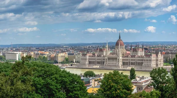 2021年8月18日匈牙利布达佩斯 在一个阳光明媚的夏日 匈牙利布达佩斯多瑙河和议会大楼的全景 — 图库照片