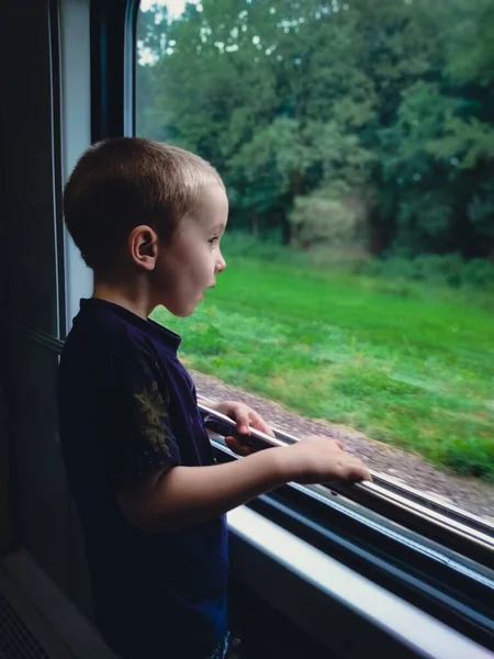 Kleiner Junge Steht Neben Dem Fenster Zug — Stockfoto