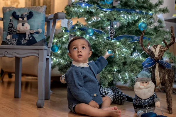 Hermoso Bebé Latino Jugando Con Decoración Navidad —  Fotos de Stock