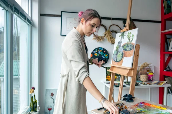 Mujer Artista Pintura Óleo Sobre Lienzo —  Fotos de Stock