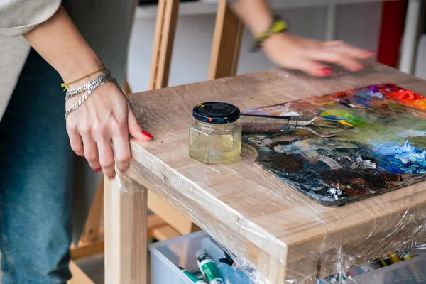 Mujer Artista Pintura Óleo Sobre Lienzo —  Fotos de Stock