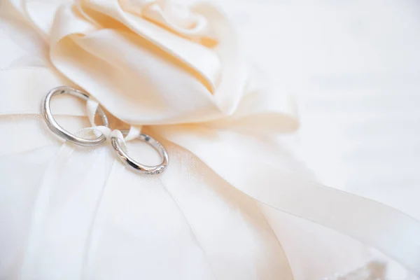 Anillos Boda Una Almohada Blanca — Foto de Stock