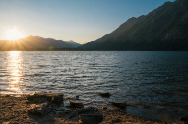 Kuzey Şelale Dağları 'nda Wenatchee Gölü üzerinde gün batımı