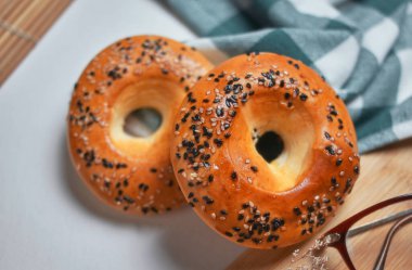 Masadaki susamlı çöreklerin yakın plan görüntüsü