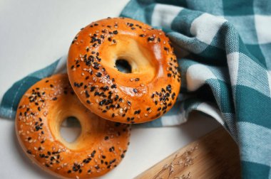 Masadaki susamlı çöreklerin yakın plan görüntüsü