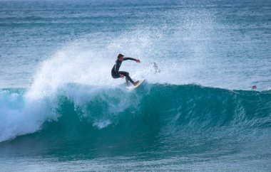 Sörf yapan sörfçü