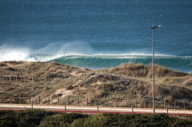 Sahilde mükemmel dalga kırılıyor. Sörf noktası
