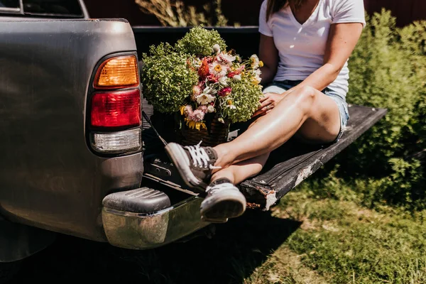 Kvinna Sitter Bakluckan Lastbil Med Låda Med Blommor Sommaren — Stockfoto