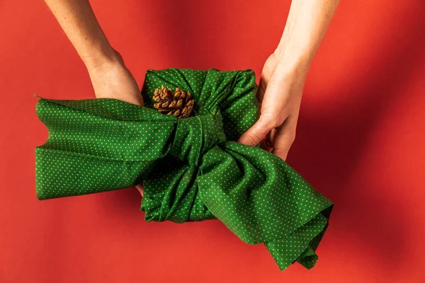 Eco Friendly Wrapped Christmas Present — Zdjęcie stockowe