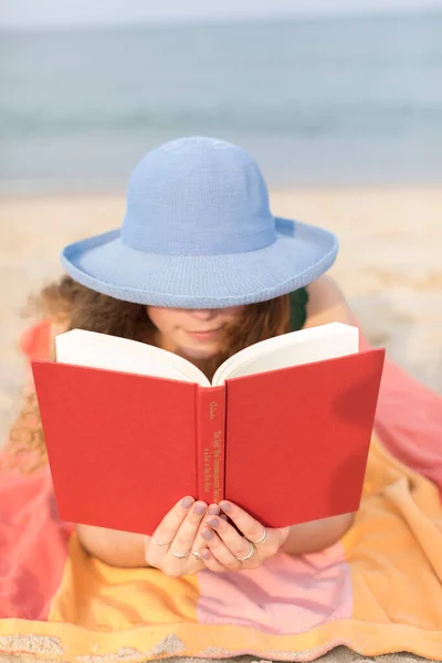 Young Woman Beach Towel Reading Book — Stock Photo, Image