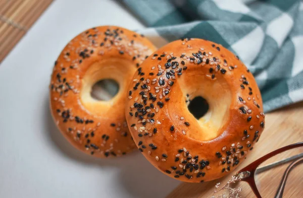 Close View Sesame Seed Donuts Table — стоковое фото