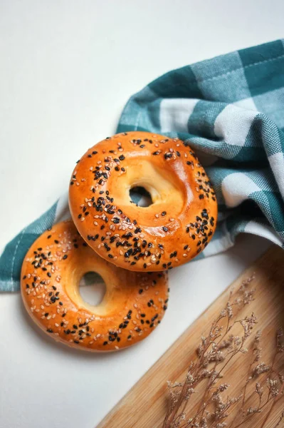 Close View Sesame Seed Donuts Table — стоковое фото