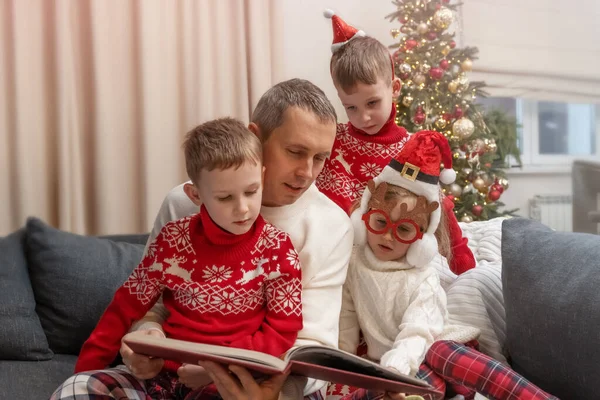 Dad Reads Christmas Tale Children — Stock Photo, Image