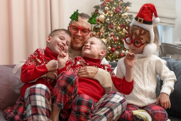 Dad Kids Christmas Time Playing Couch — Stock Photo, Image