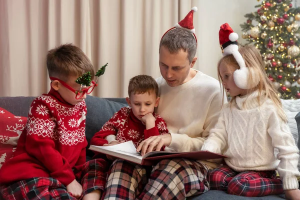 Man Reads Christmas Stories His Children — Stock Photo, Image