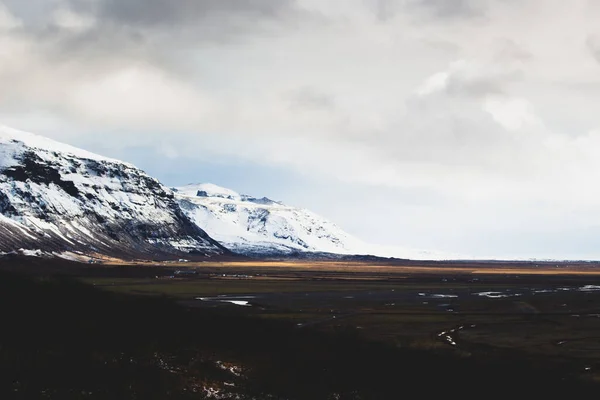 Snow Covered Icelandic Mountains Cloudy Day — стоковое фото