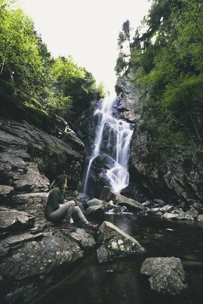 Woman Sitting Rocks Looking Angel Falls Waterfall Maine Alone — стоковое фото