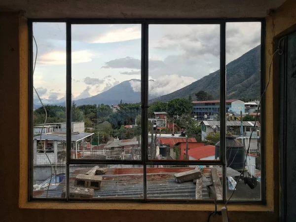 Ηφαίστειο Από Ένα Παράθυρο Στη Γουατεμάλα — Φωτογραφία Αρχείου