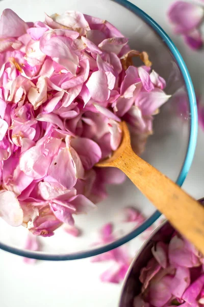 Mulher Fazendo Pink Rose Petal Jam Cozinha — Fotografia de Stock