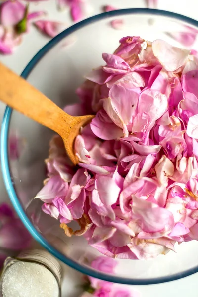 Mulher Fazendo Pink Rose Petal Jam Cozinha — Fotografia de Stock