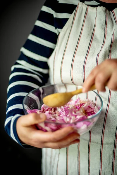 Vrouw Het Maken Van Roze Roos Bloemblaadje Jam Keuken — Stockfoto