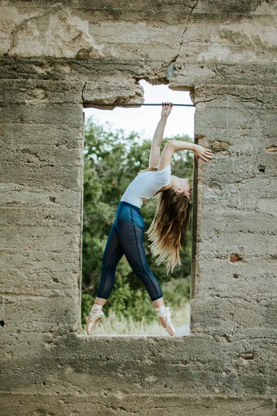 Teen Girl Dancing Pointe Old Building — стоковое фото