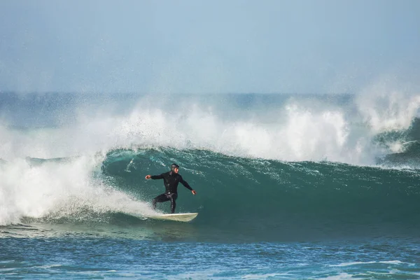 Surfista Uma Onda Azul Dia Ensolarado — Fotografia de Stock