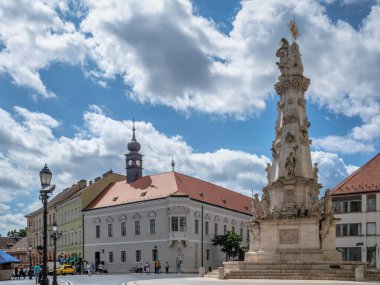 Budapeşte, Macaristan 18.08.2021. Macaristan 'ın Budapeşte kasabasındaki Kutsal Üçleme Sütununda güneşli bir yaz sabahı
