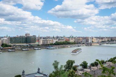 Budapeşte, Macaristan 18.08.2021. Tuna Nehri manzarası ve Budapeşte seti, Macaristan, güneşli bir yaz sabahı