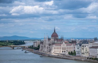 Budapeşte, Macaristan 18.08.2021. Macaristan 'ın Budapeşte kentinde güneşli bir yaz gününde Tuna Nehri ve parlamento binasının panoramik manzarası