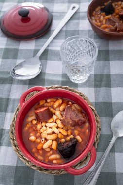 Fabada, tipik İspanya fasulye güveci.