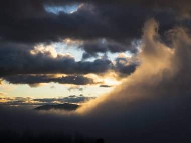 Denizin üzerinde güzel bir gün batımı