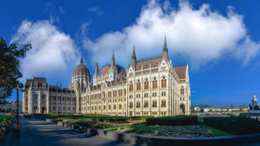 Budapeşte, Macaristan 18.08.2021. Macaristan 'ın Budapeşte seti üzerinde güneşli bir yaz sabahı parlamento binası.