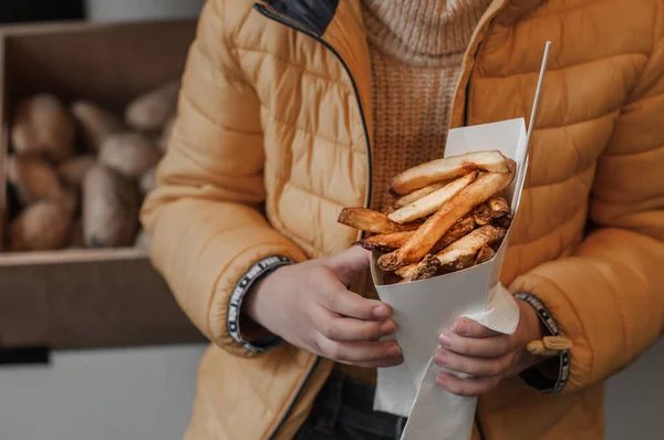 Papas Fritas Una Bolsa Cartón Con Salsa Para Llevar Las —  Fotos de Stock