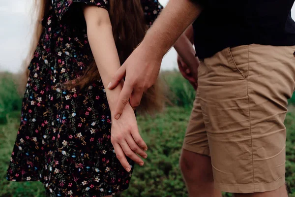 Pasangan Muda Jatuh Cinta Berpegangan Tangan Bersama — Stok Foto