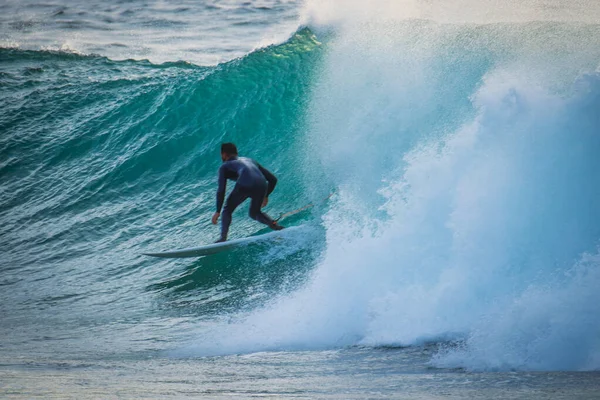 Surfista Numa Onda Perfeita — Fotografia de Stock