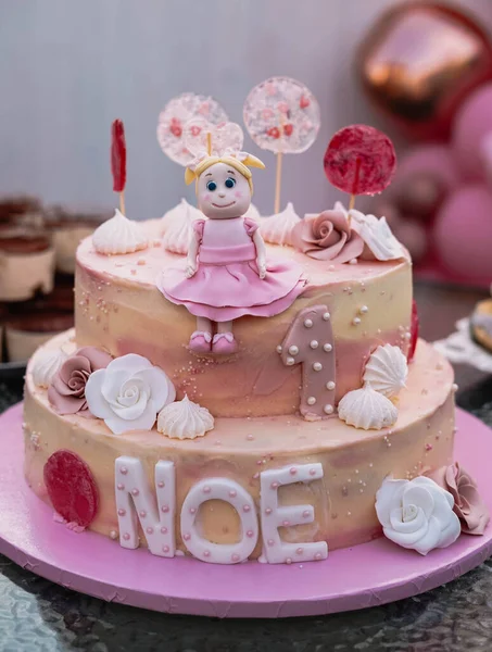 ピンクのバラと花のウェディングケーキ — ストック写真