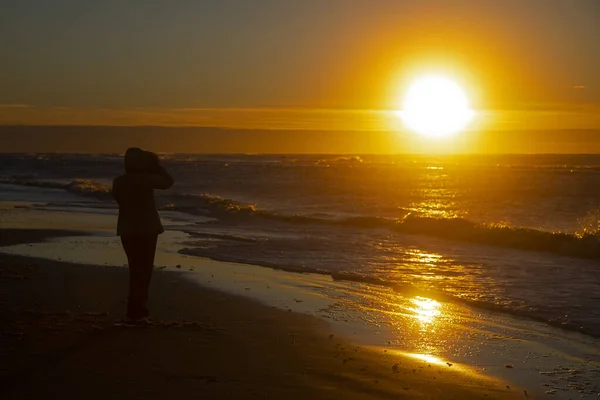 Силуэт Женщины Пляже Закате — стоковое фото