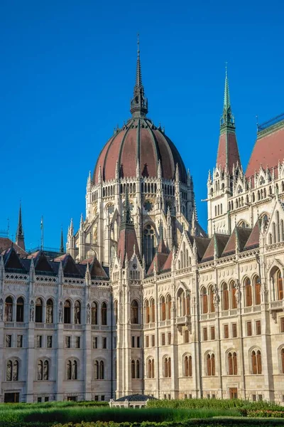 Budapest Hungary 2021 Parliament Building Embankment Budapest Hungary Sunny Summer — Fotografia de Stock