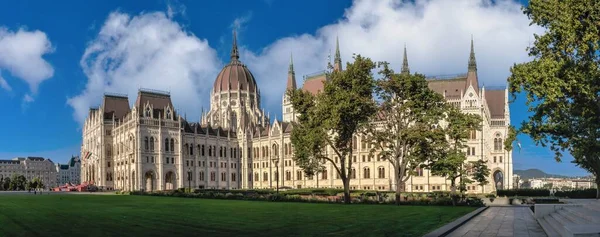 2021年8月18日匈牙利布达佩斯 在一个阳光明媚的夏日早晨 议会在匈牙利布达佩斯的堤岸上建设 — 图库照片