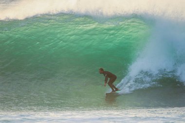 Mükemmel bir dalgada sörfçü