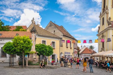 Szentendre, Macaristan 19.08.2021. Macaristan 'ın Szentendre kentinin ana meydanındaki tarihi bina güneşli bir yaz günü