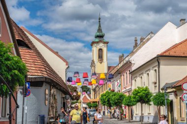 Szentendre, Macaristan 19.08.2021. Macaristan 'ın eski Szentendre kasabasının sokaklarındaki tarihi bina güneşli bir yaz gününde