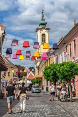 Szentendre, Macaristan 19.08.2021. Macaristan 'ın eski Szentendre kasabasının sokaklarındaki tarihi bina güneşli bir yaz gününde