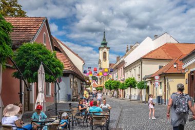 Szentendre, Macaristan 19.08.2021. Macaristan 'ın eski Szentendre kasabasının sokaklarındaki tarihi bina güneşli bir yaz gününde