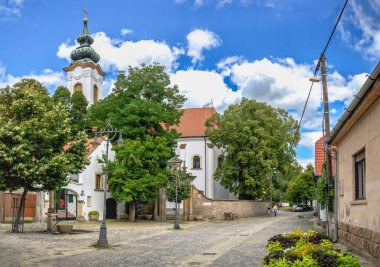 Szentendre, Macaristan 19.08.2021. Macaristan 'ın eski Szentendre kasabasının sokaklarındaki tarihi bina güneşli bir yaz gününde