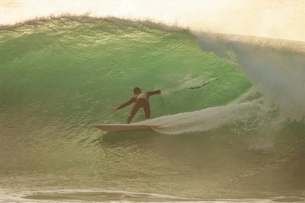 Surfer Idealnej Fali — Zdjęcie stockowe